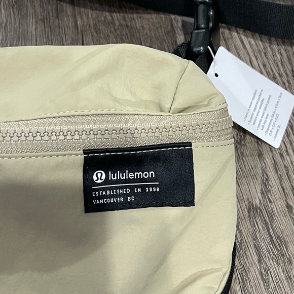 Lululemon Athletica Tan and Black Belt Bag - Picture 2 of 7